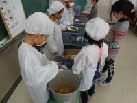 教室で配膳