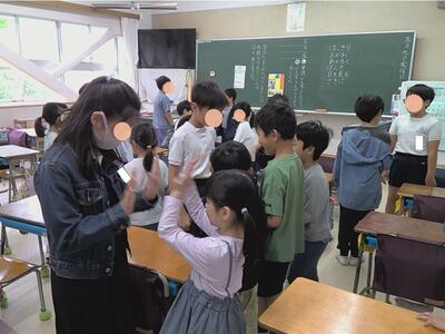 ２年生と５年生が挨拶しているところ