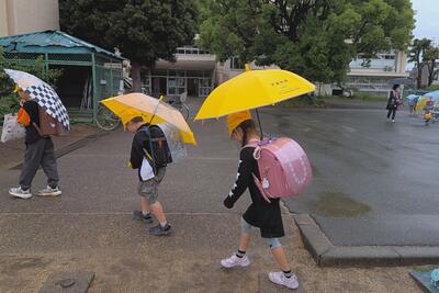 傘をさして下校していることろ